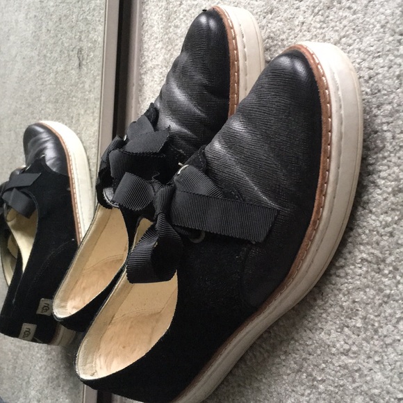 UGG Shoes - Ugg saddle shoes, black, size 7